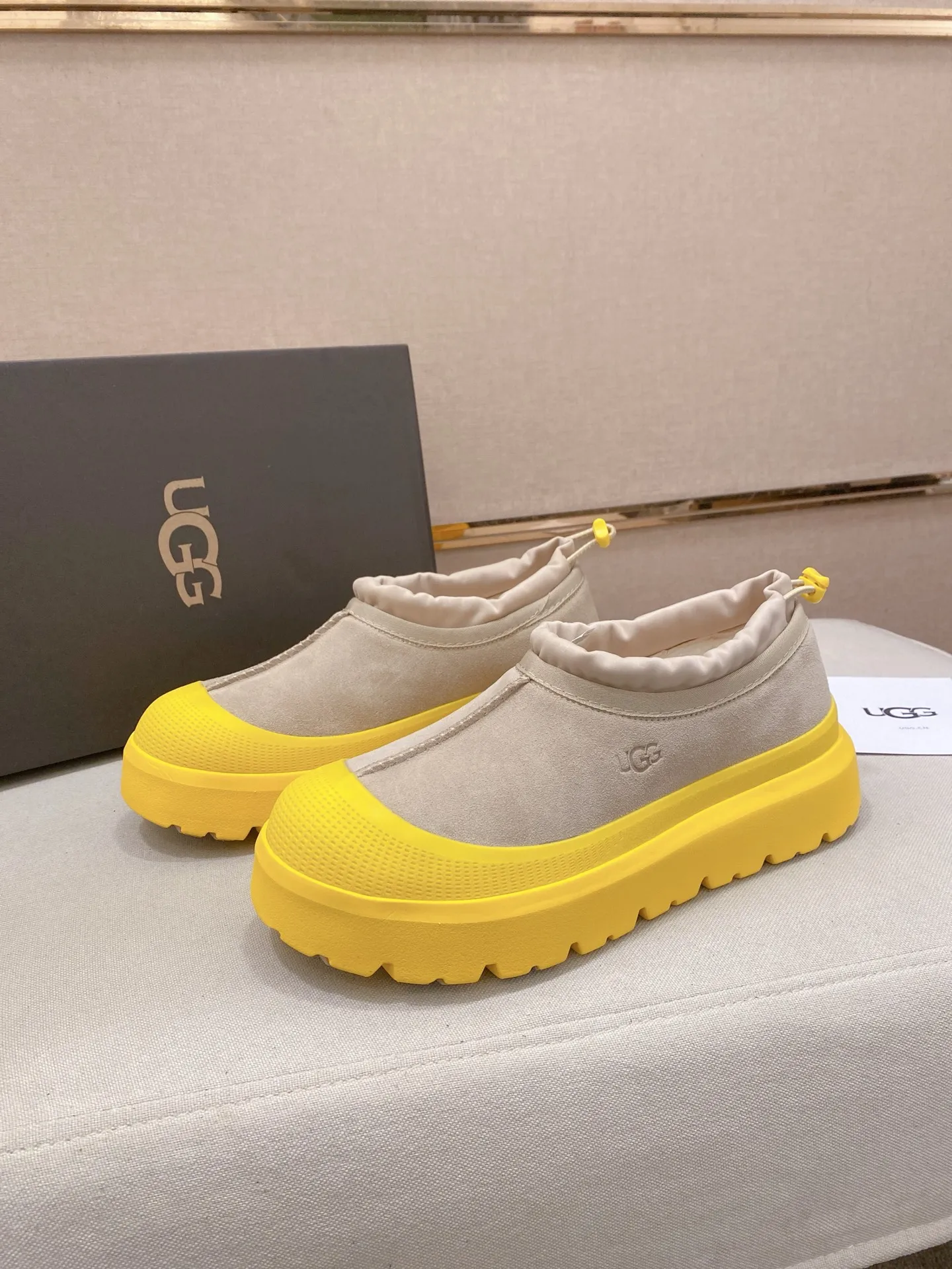 Factory price: 480💰Couple model💏 Same style as Wang Yibo, North American men's shoes Ugg ☃️In the special sale of new high-quality men's shoes snow boots in autumn and winter, the nemesis of extreme cold weather! Made of cowhide leather, merino wool lining, and original outsole, whether driving, outdoor or daily wear, there is always one that suits you! Male and female size: 35-46.